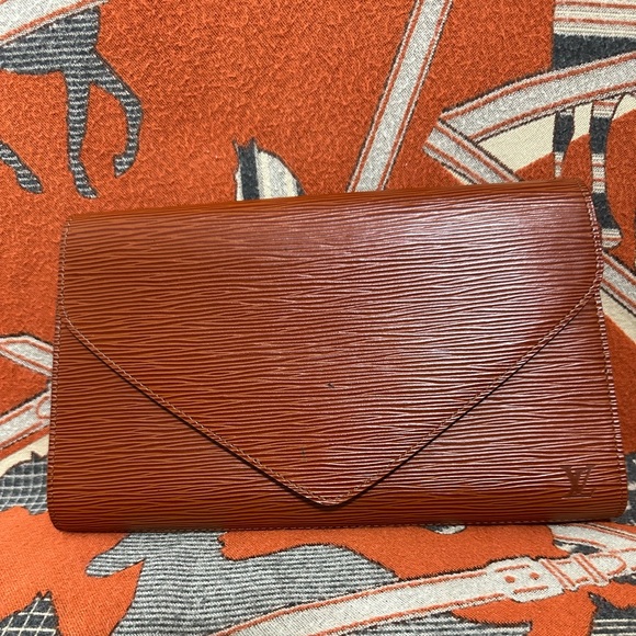 LOUIS VUITTON ❤️🌟VI0921 EPI ENVELOPE CLUTCH⭐️ - Picture 1 of 9